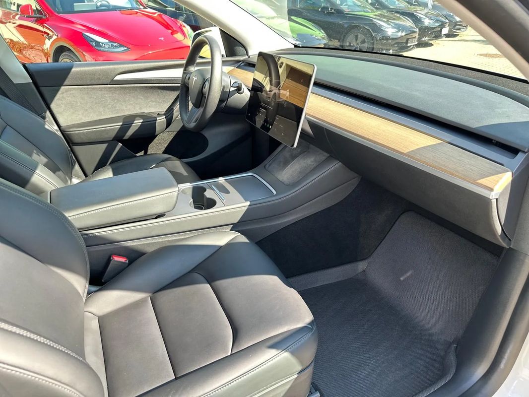 Tesla Model Y Long Range Dual Motor AWD - 6