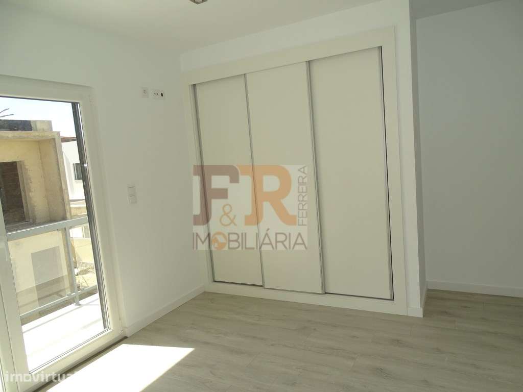 Moradia Geminada Duplex T3 semi-nova com Pérgula , Fernão Ferro
di...-12
