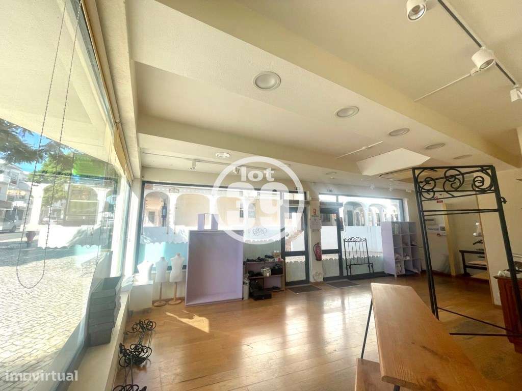 Loja com rés do chão e cave na avenida Sá Carneiro. - Grande imagem: 4/8