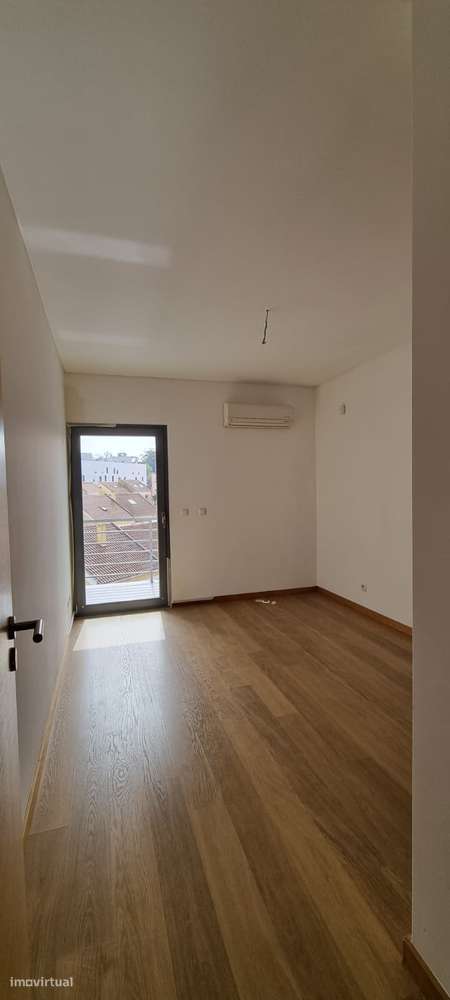 T2 com varanda, garagem e piscina em Benfica-6