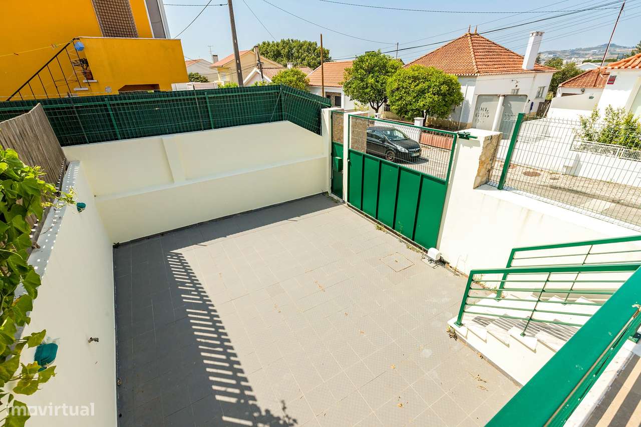 Moradia T4 Renovada | 3 Suites | Lote 900m2-16