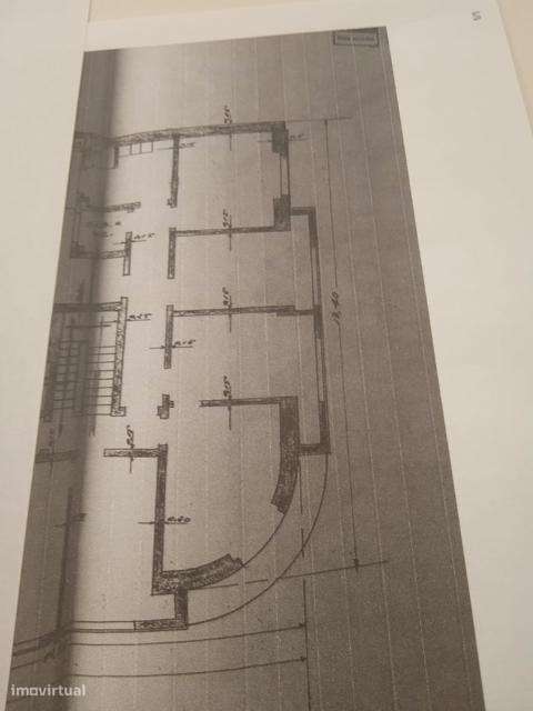 T3 totalmente remodelado com varanda na Av. General Roçadas-30
