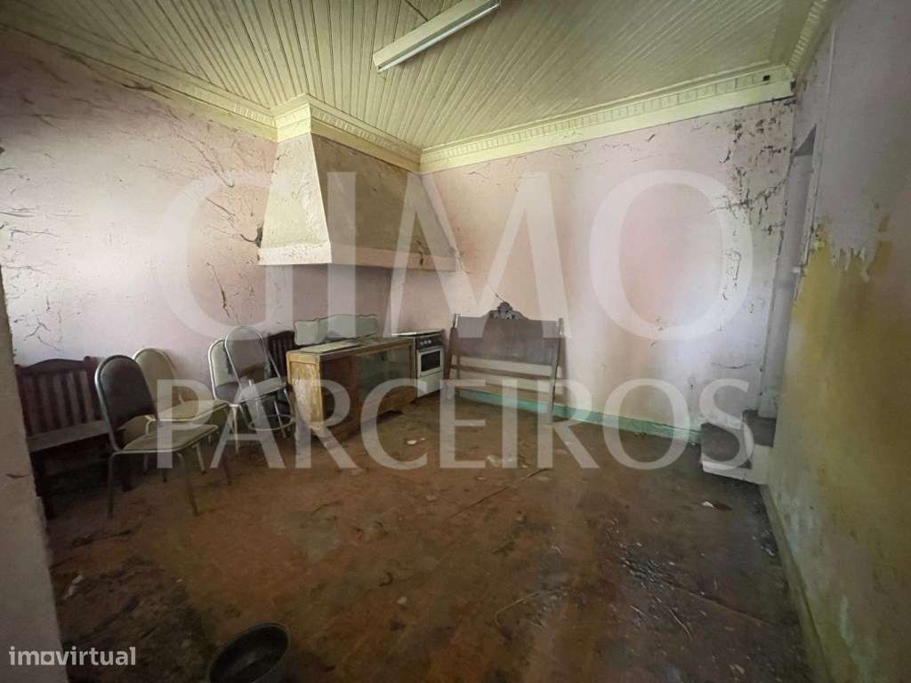 Moradia T4 para Remodelar em Oliveirinha + Terreno a poucos minutos...-8