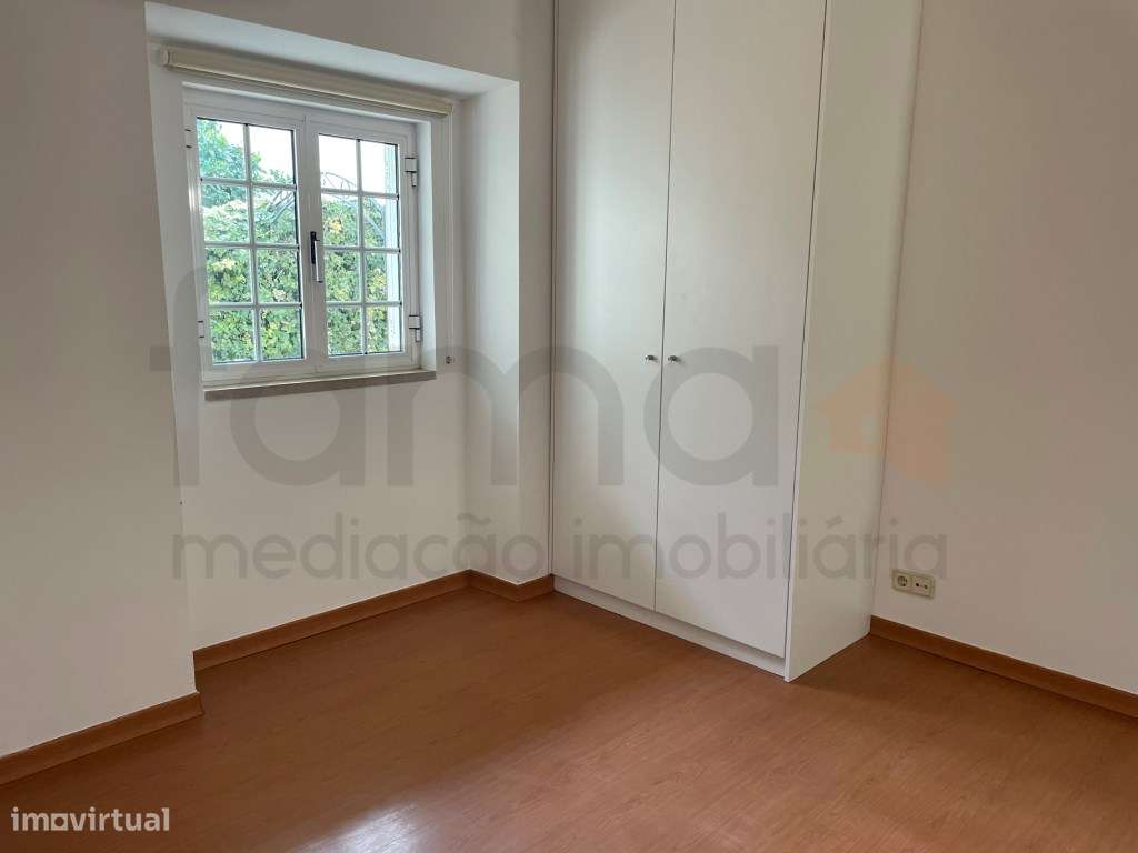 Arrenda-se T2 - Andar de Moradia no Centro da Parede - Grande imagem: 5/17