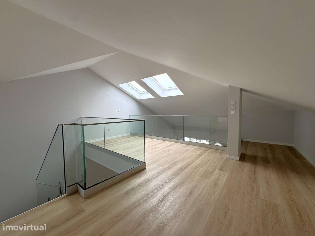 Apartamento T3 novo com estacionamento no centro de Carcavelos-42