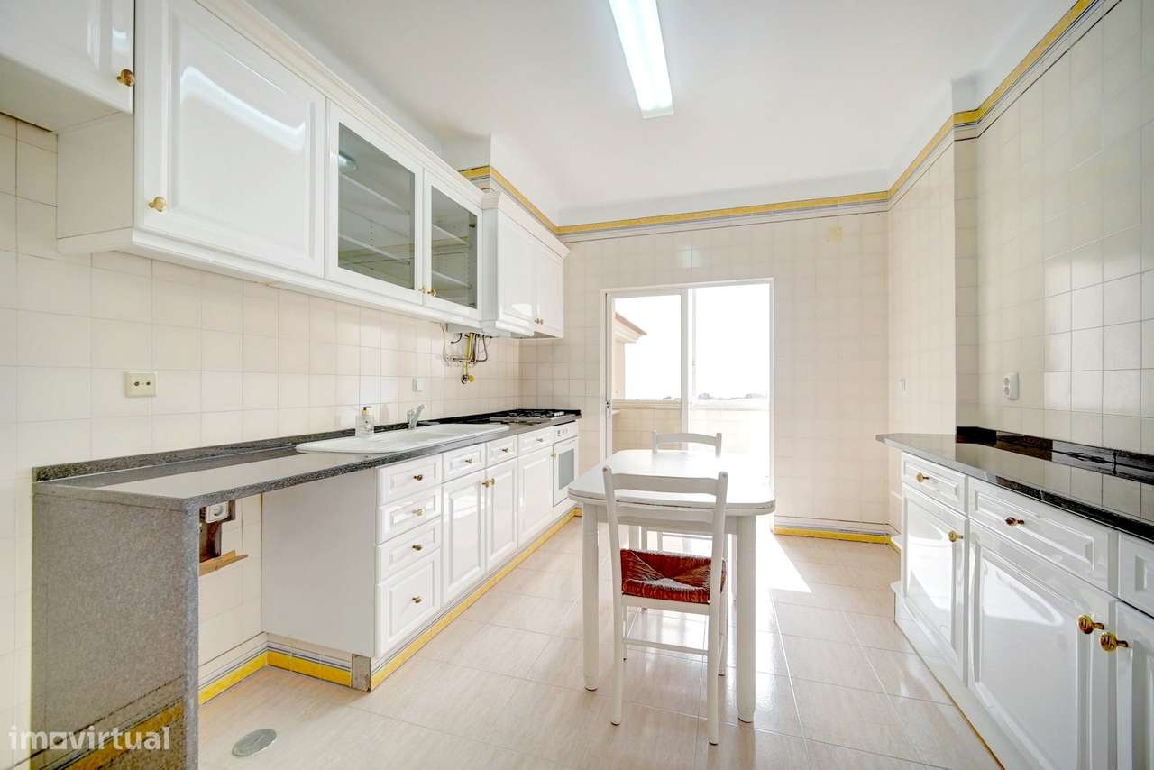 T2 com Vista Mar na Costa da Guia | Último Piso com Garagem Box Dupla-12