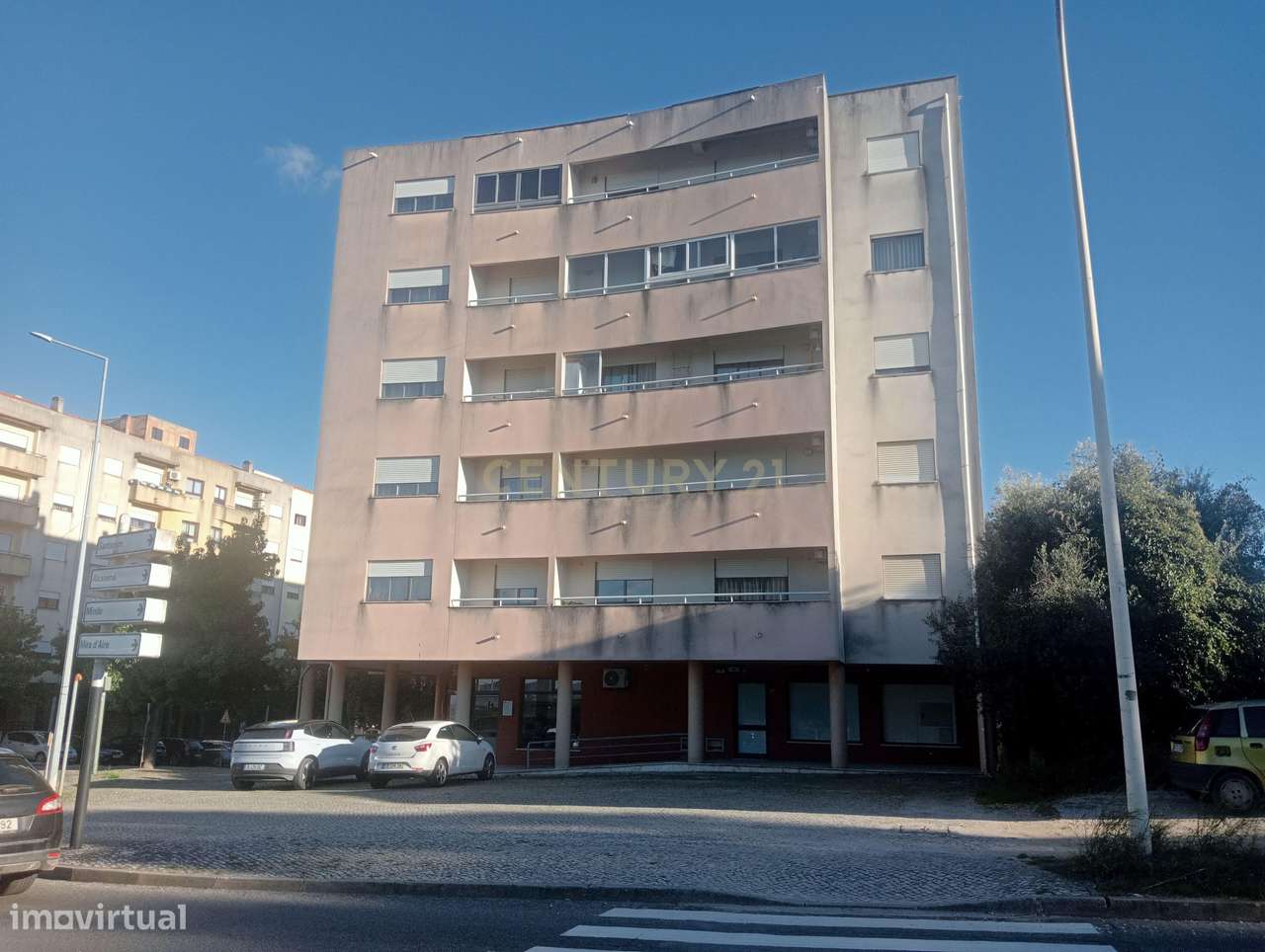 Loja com rendimento garantido a longo prazo e boa localização em Torre-1