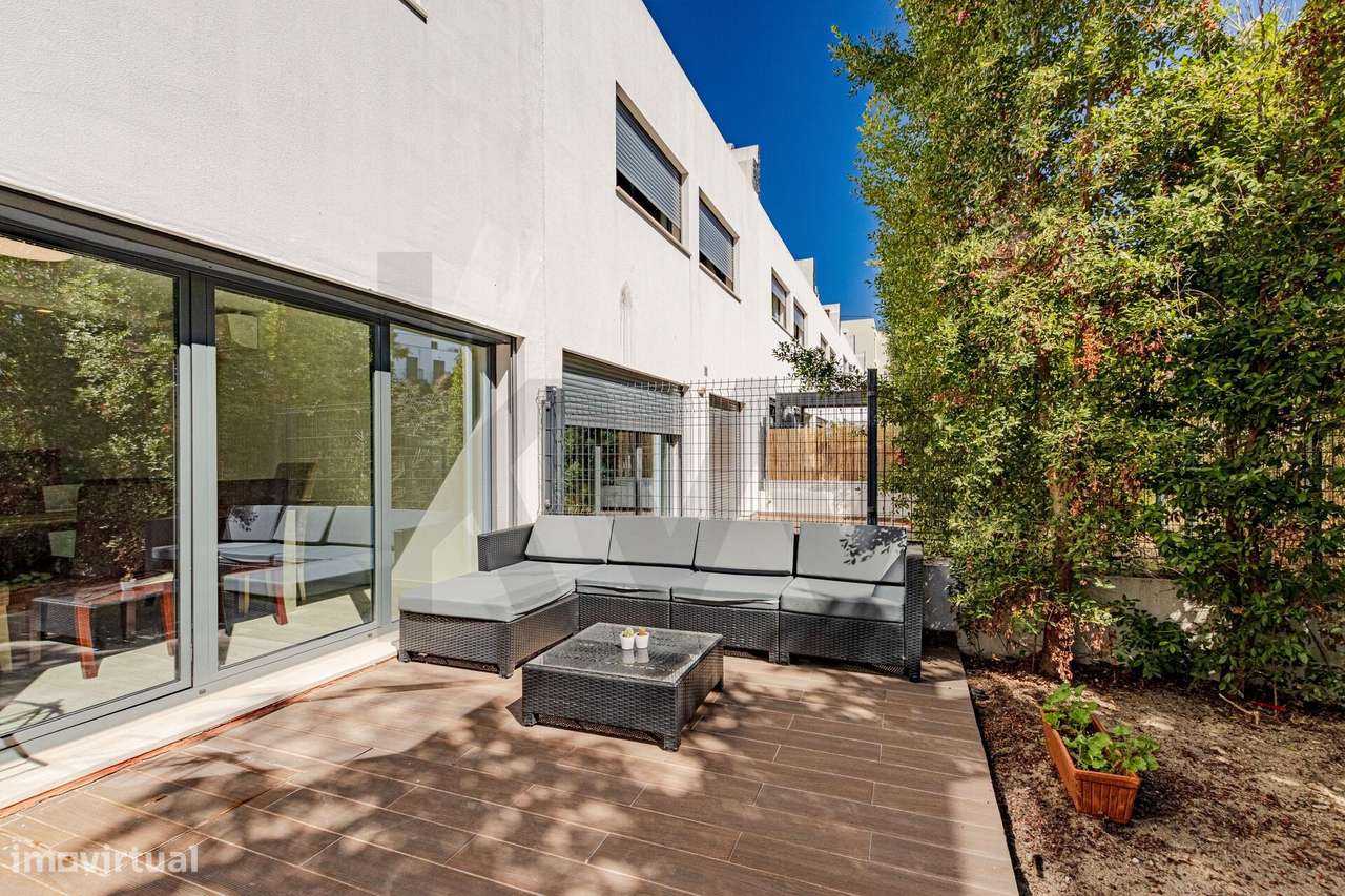 Moradia Contemporânea na Rebelva — Carcavelos: com Jardim e Estacionam-1