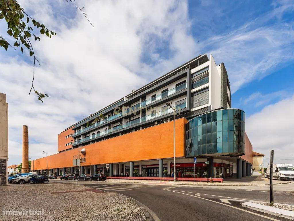 Apartamento Remodelado com Terraço no Cristal Atrium – Centro da Marin-8