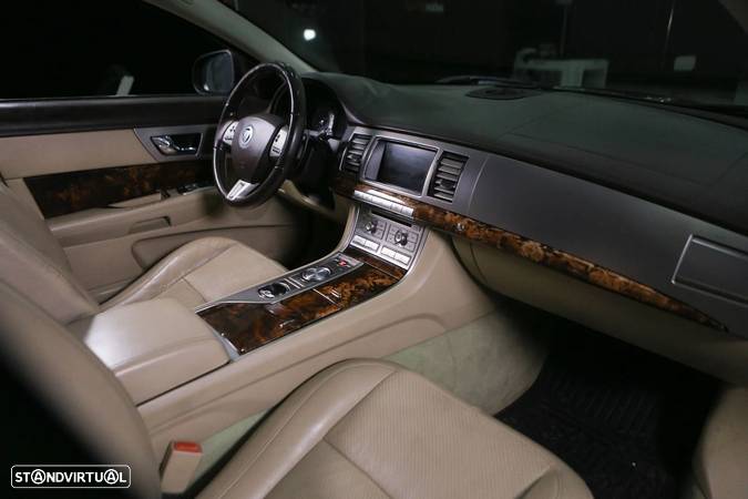 Jaguar XF 3.0 D V6 Luxury - 20