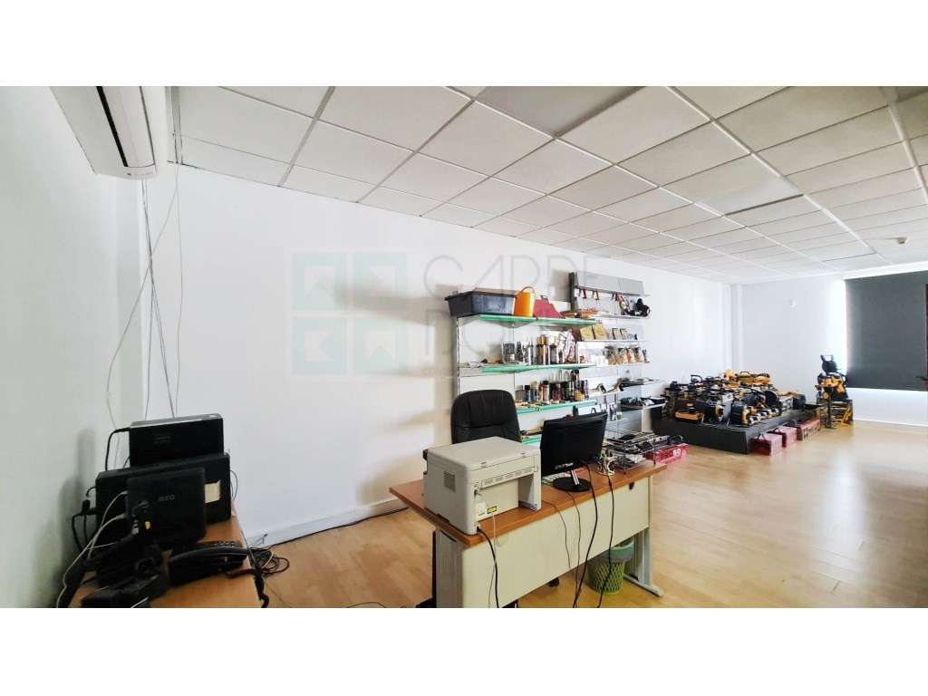 Amplo Armazém com escritórios na Nacional 10, Alverca do Ribatejo-38