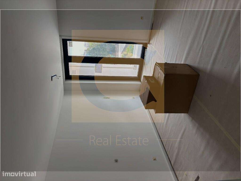 LOCALIZAÇÃO PRIVILEGIADA junto ao Hospital de São João - Escrituras a-5