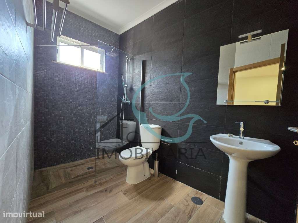 EXCLUSIVO - Excelente moradia de 2 pisos, com licença AL-35