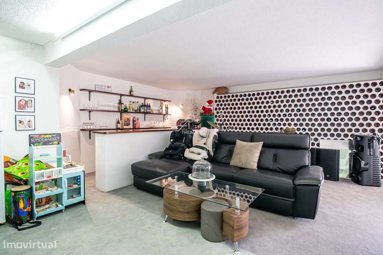 Moradia Independente no Estoril com 4 Quartos, Piscina e Garagem-26