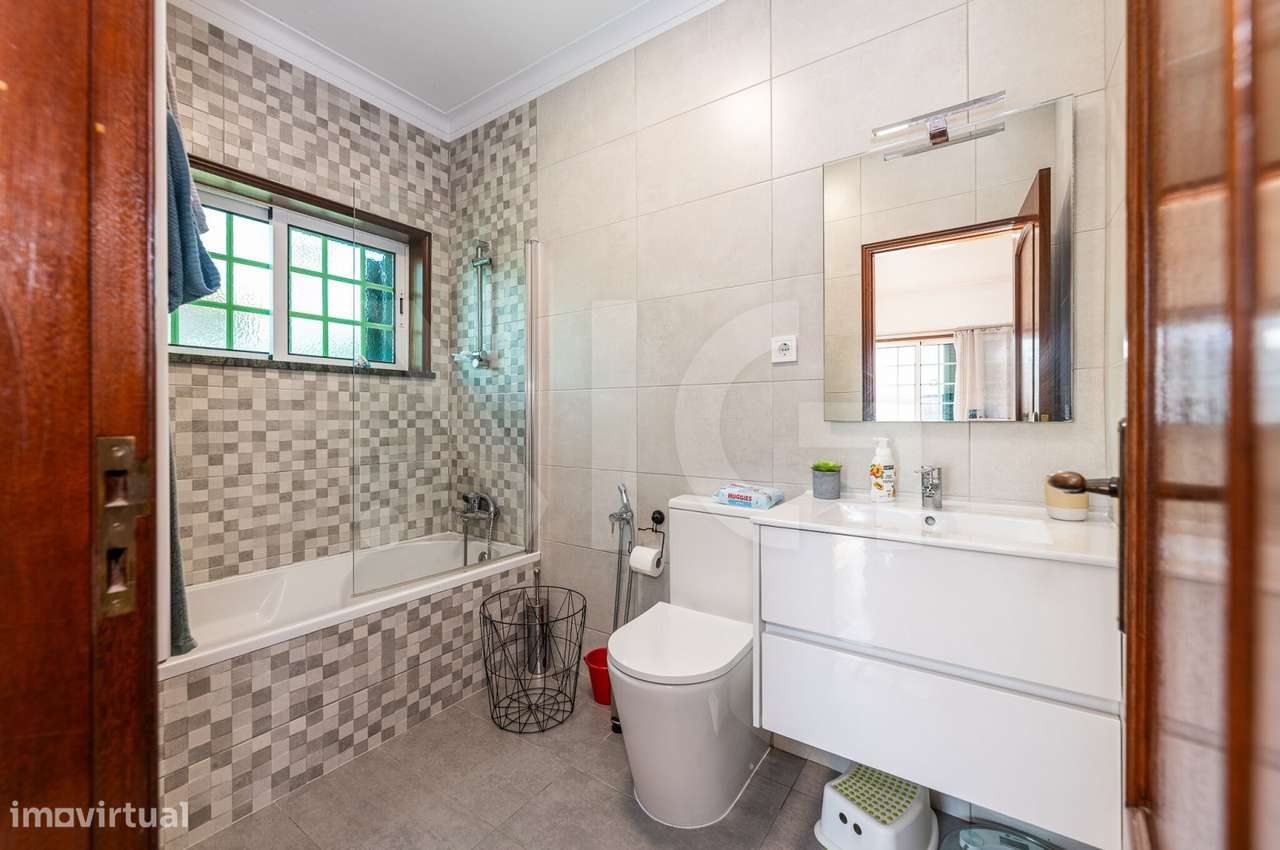 Moradia T4 com pátio, jardim e garagem em Covelas - Trofa-34