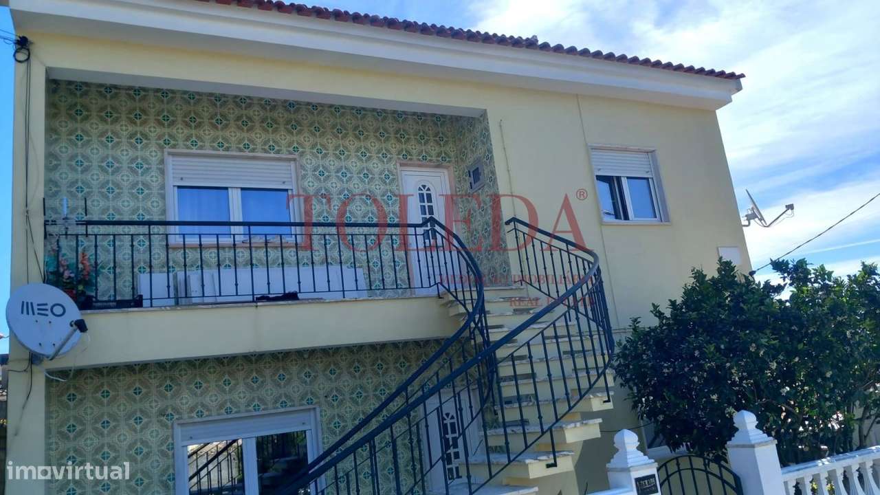 Moradia Bifamiliar com 2 T3 em Vialonga-24