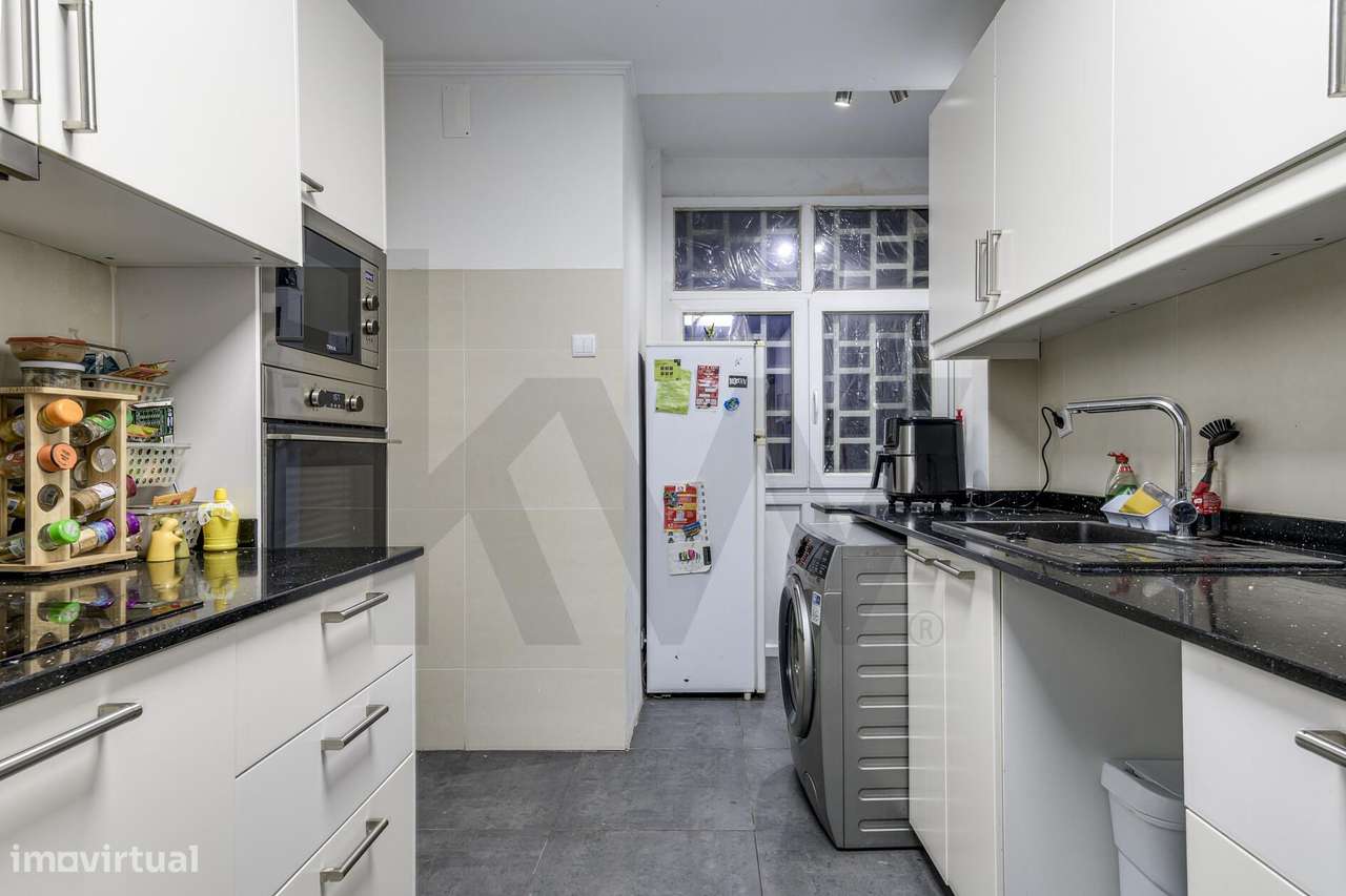 Oportunidade Única em S. Domingos de Benfica: T4 com Potencial e Local-26