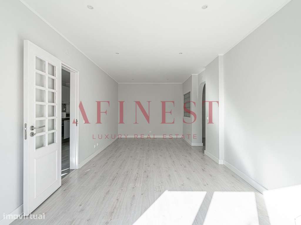 Apartamento T2 Remodelado · Parede / Perto Maristas Carcavelos · Pr... - Grande imagem: 4/17