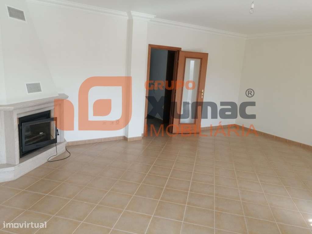 Moradia T4 para arrendamento! Com garagem, entre a cidade e praia! - Grande imagem: 2/29