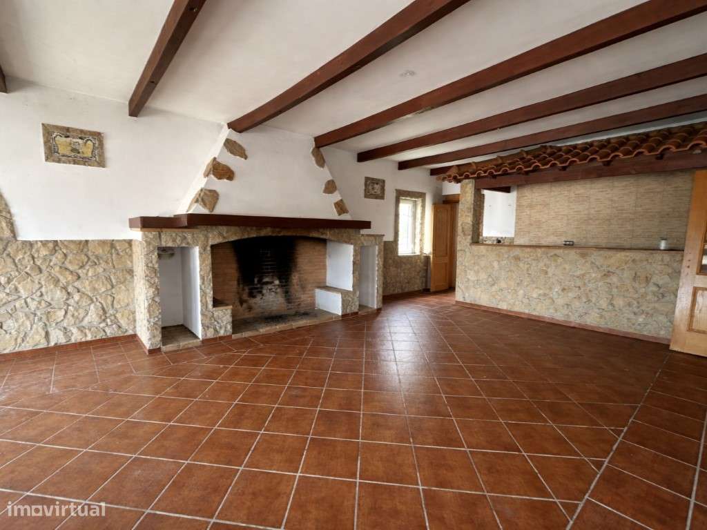 Moradia T5 com Grandes Áreas, Garagem Ampla e Espaço Exterior - Grande imagem: 2/49