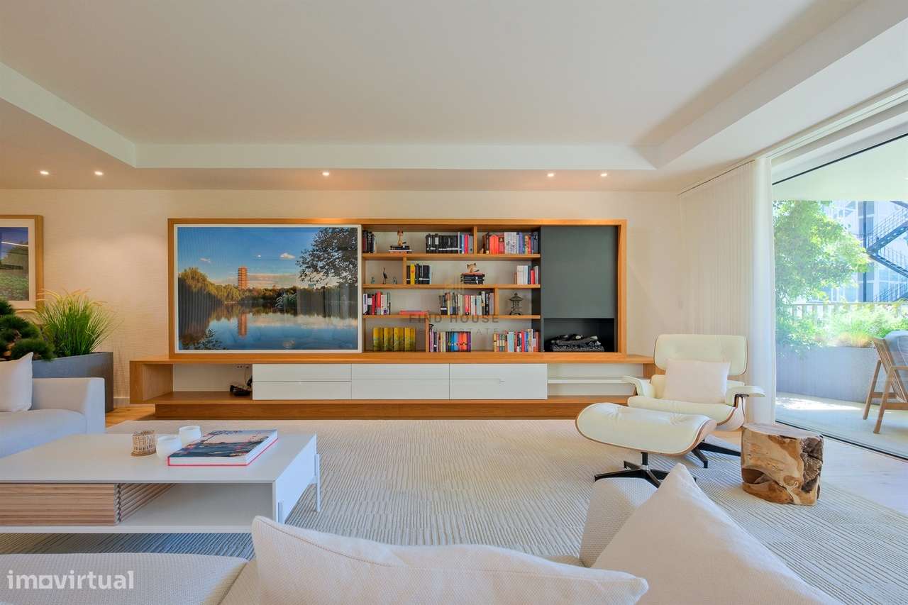 Apartamento T3 em condomínio privado, com terraços e garagem, no Prínc-10