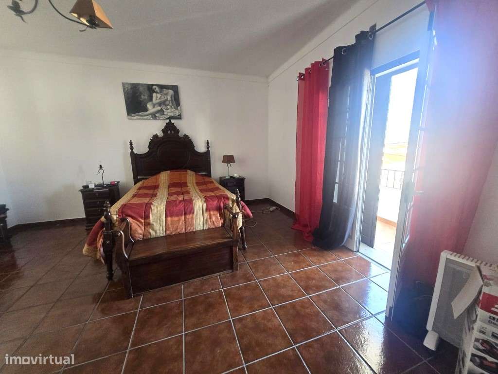 Moradia Isolada, T5, com garagem, na Vila de Redondo-18