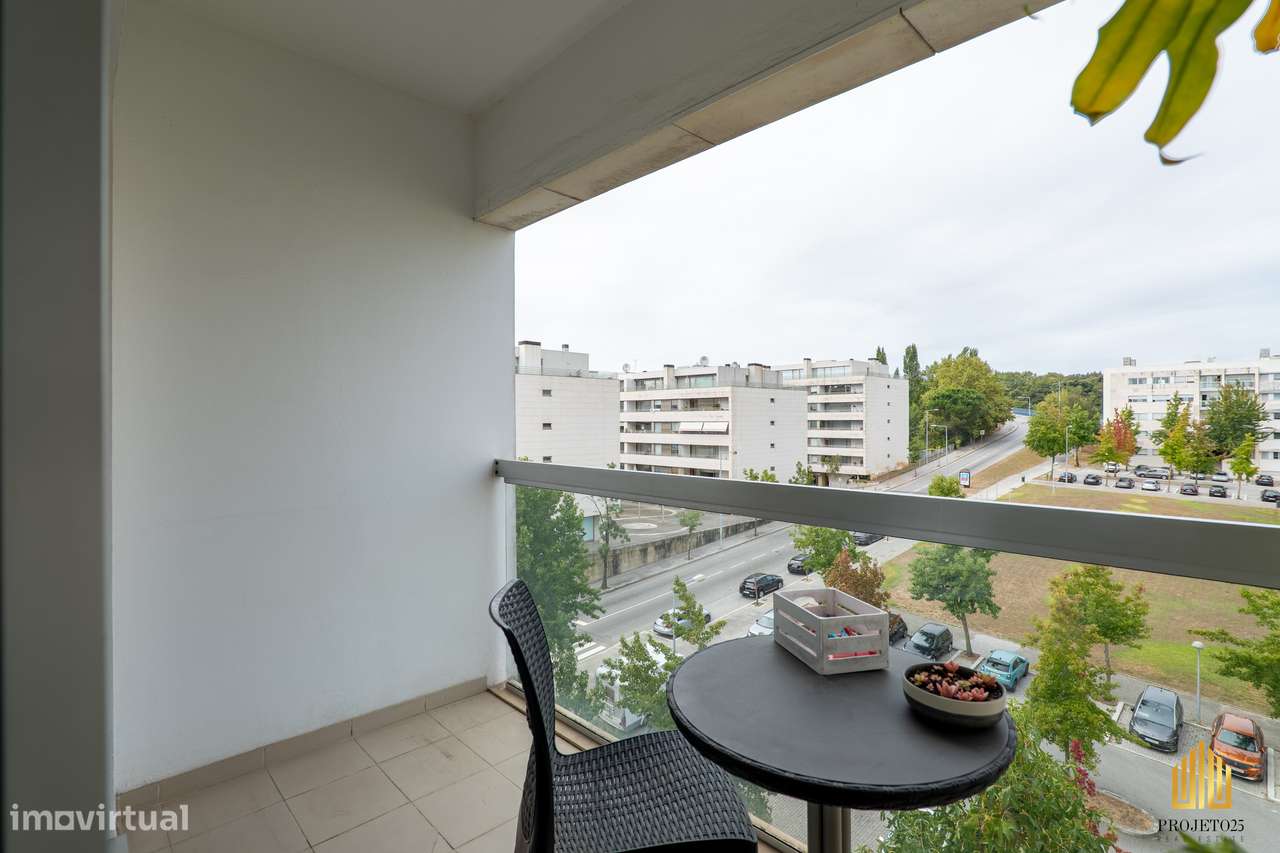 T2 Com Varanda Panorâmica em Urbanização Requintada, ao Aeroporto.-11