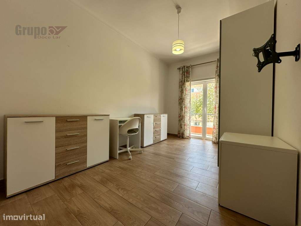 Excelente Apartamento T4 no Barreiro - Conforto e Modernidade-18