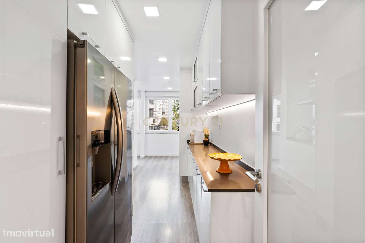 APARTAMENTO T3 Totalmente Remodelado | 2 Suites | 3 Casas de Banho | A - Grande imagem: 3/41