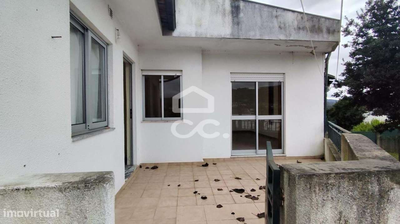 Moradia em Gaveto com Dupla Possibilidade: Habitação + Investimento em-14