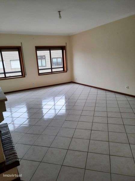 Apartamento Espectacular na Praça "Barbazeux" S. João da Madeira - Grande imagem: 4/10