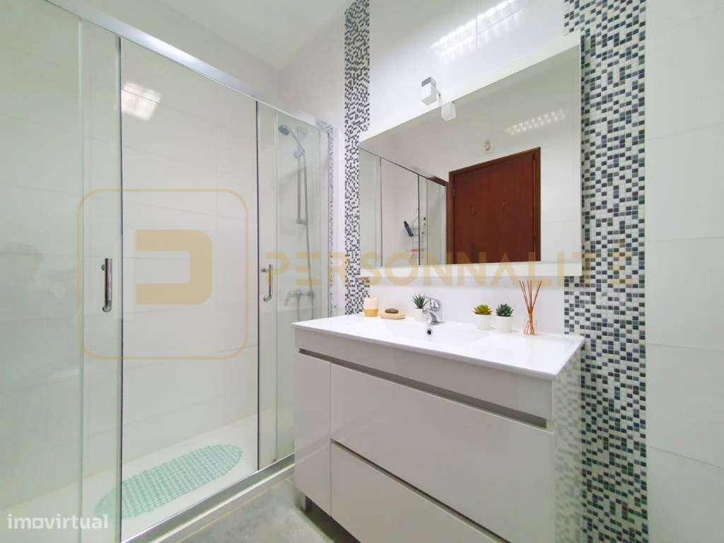 Apt. Duplex T4 + T3 c/ terraço e vistas sobre a Penha-8