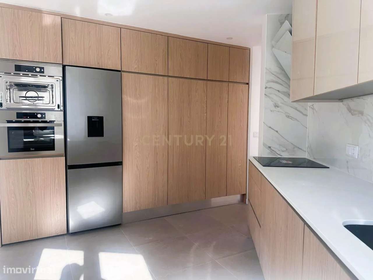 T3 TOTALMENTE REMODELADO, COM PARQUEAMENTO, NO CENTRO DO LUMIAR - Grande imagem: 2/24