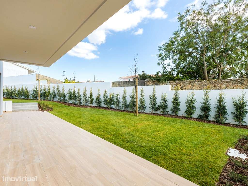 Moradia T4 moderna com piscina privativa em condomínio privado-16
