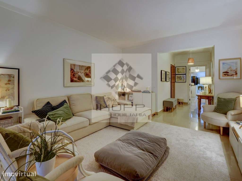 Apartamento T2 com varanda no centro de Carnide-4