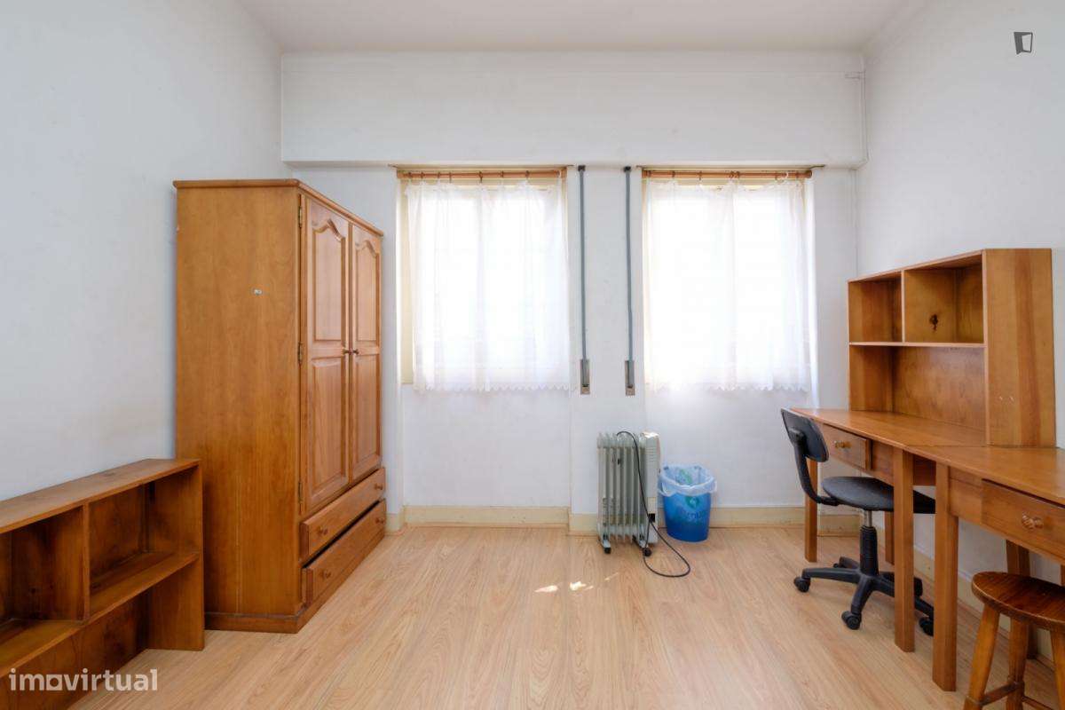 Quarto - localizado em Baixa Coimbra - Grande imagem: 4/7