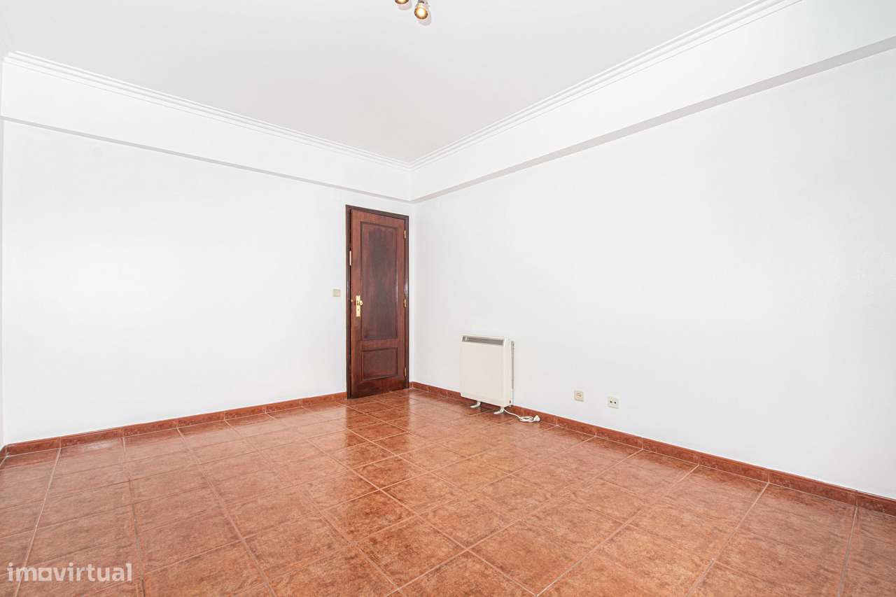 Aluga-se excelente apartamento T4 com enorme terraço e churrasqueira - Grande imagem: 5/23