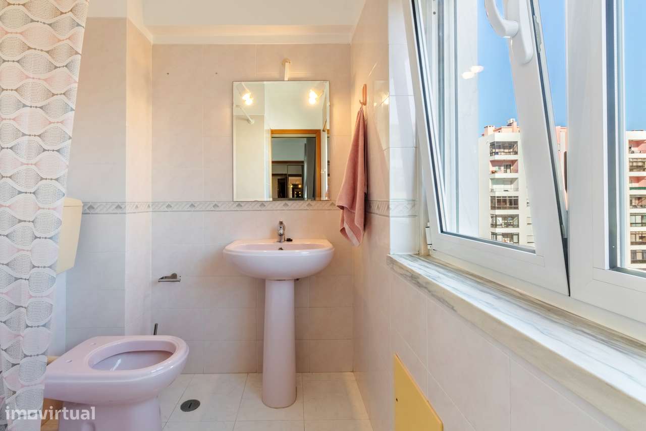 Apartamento T3 convertido em T2 c/ 2 Salas, Semi Remodelado em São Mar-29