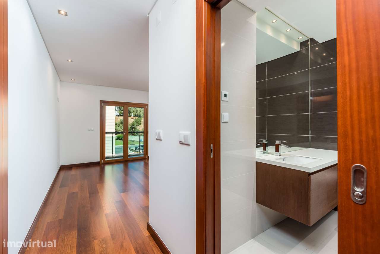 T2 | Condomínio Qta. Comendadeiras | Piscina | Varandas | Parqueamento-19