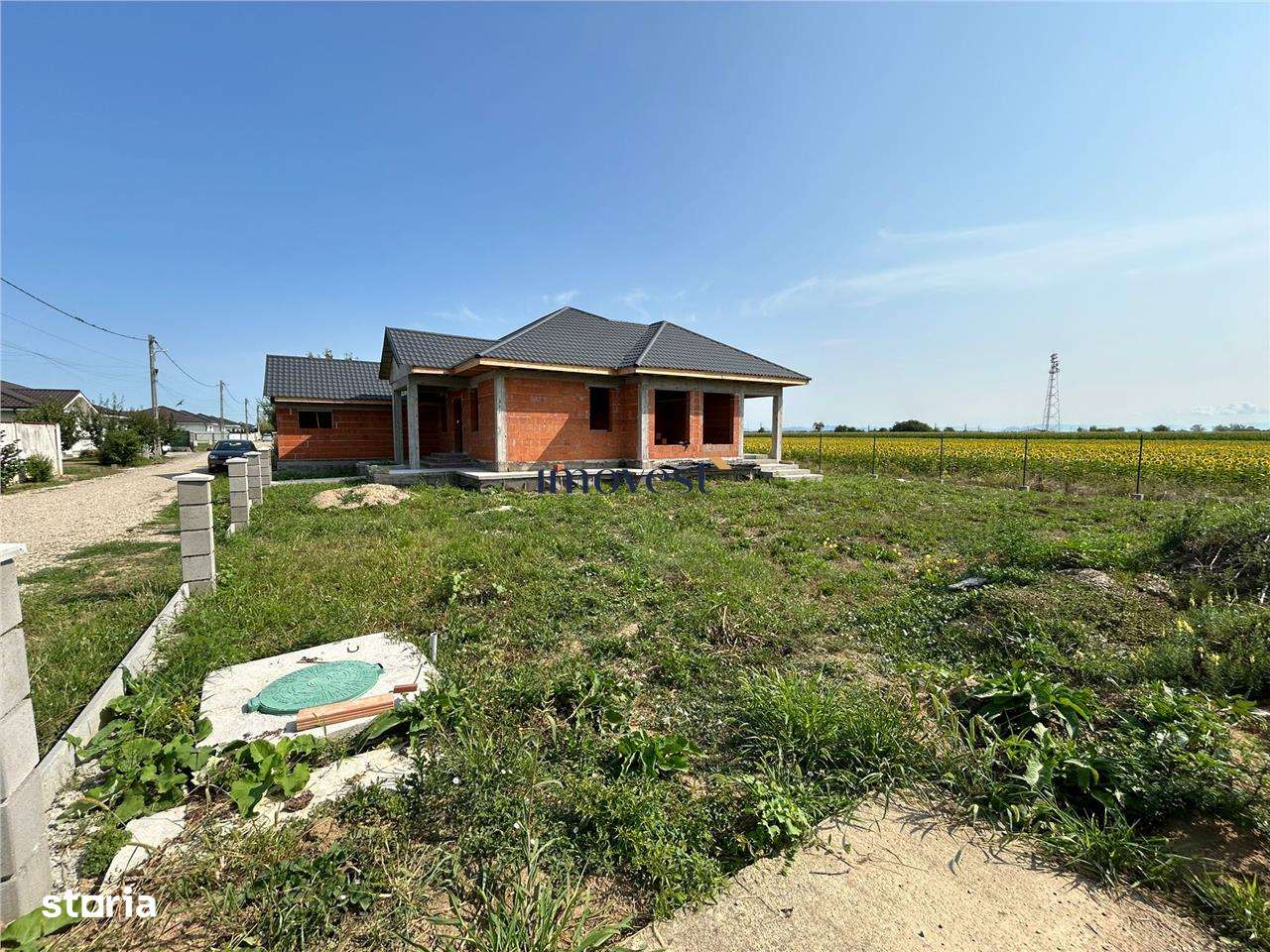 Casa la rosu de Vanzare - Imagine principală: 4/9