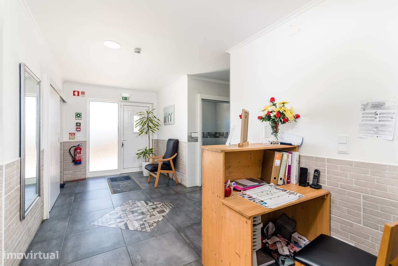 Moradia Espaçosa com Terreno, Vista Desafogada e Excelente Conforto-6