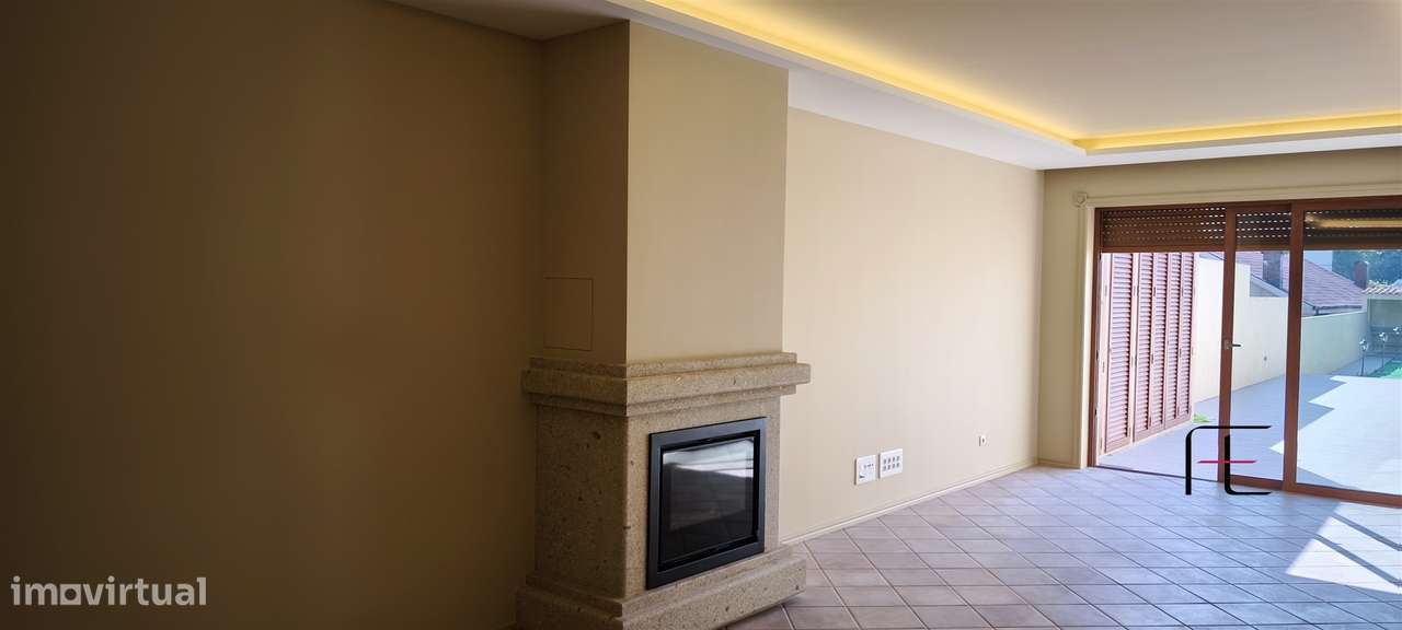 Moradia V2 Renovada com Jardim e Garagem Fechada em Coimbrões – Vila N - Grande imagem: 5/50