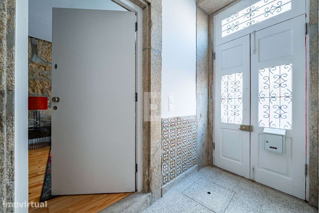 Apartamento T2  renovado e mobilado, com terraço, na Baixa do Porto - - Grande imagem: 5/16