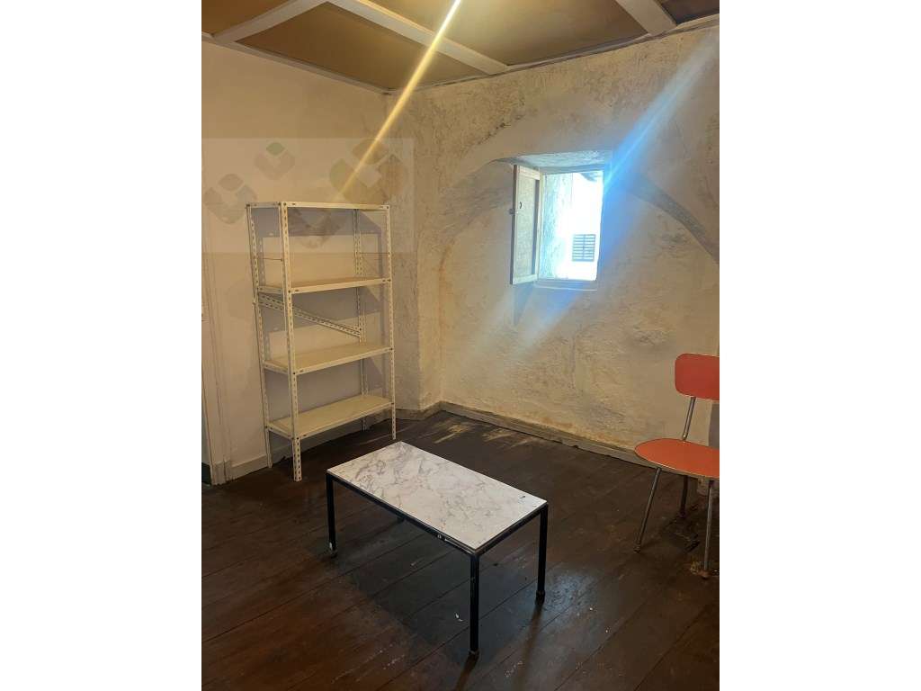 Moradia frente Monsanto, Excelente oportunidade, T2, por recuperar!-35