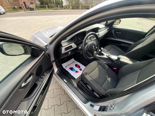 BMW Seria 3 318d DPF Touring - 11