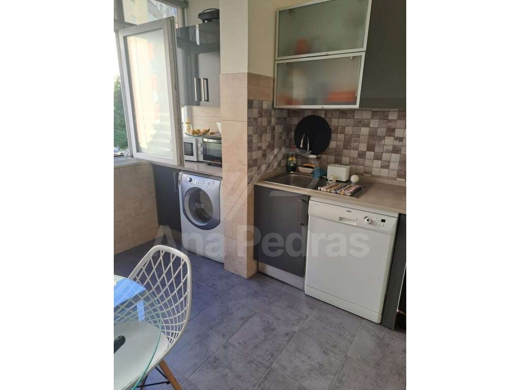 Vende-se T2 com excelente área - 87 m² - Totalmente remodelado - Grande imagem: 2/19