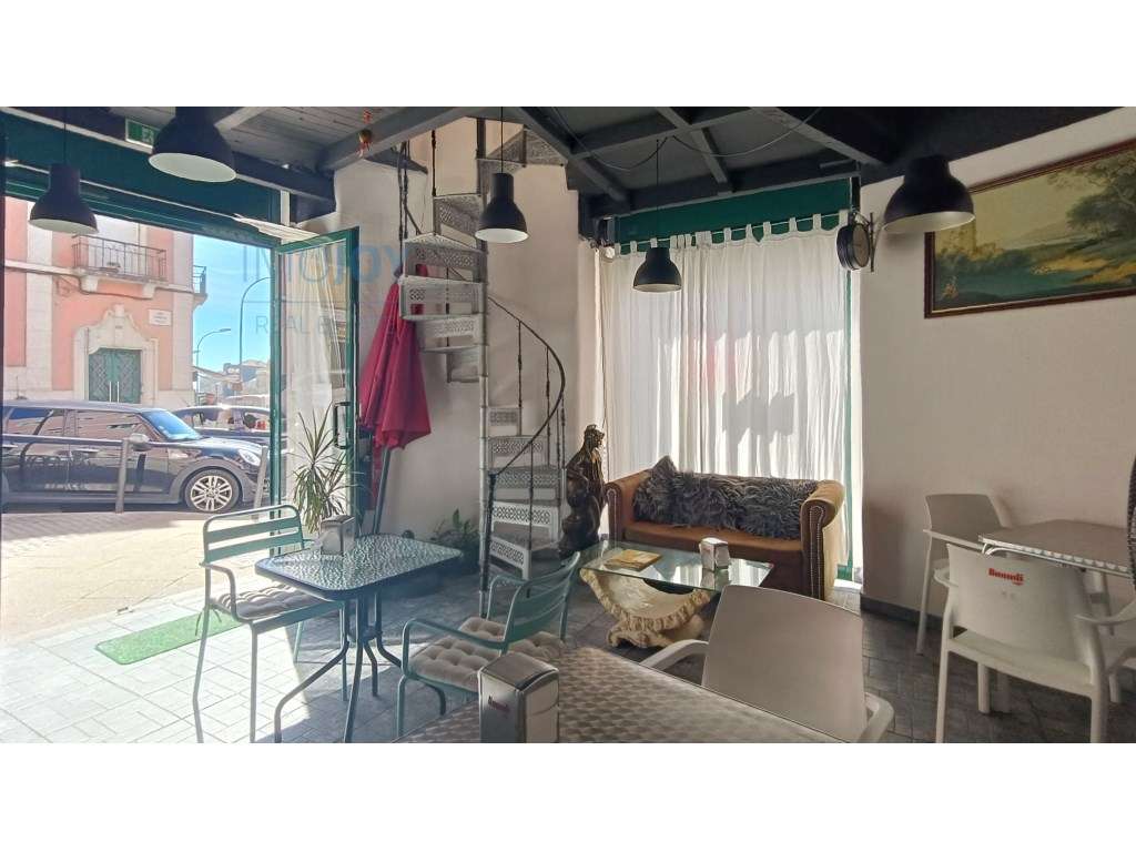 Restaurante com Dois Pisos e Esplanada em Campo de Ourique - Grande imagem: 2/29