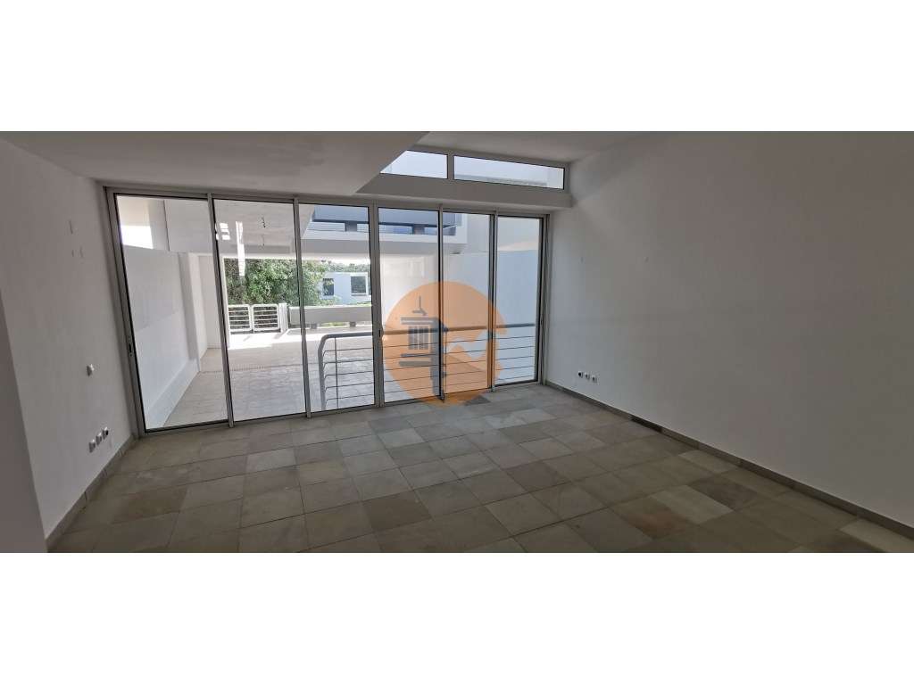 Moradia totalmente renovada com muita luz natural devido á sua orig... - Grande imagem: 5/49