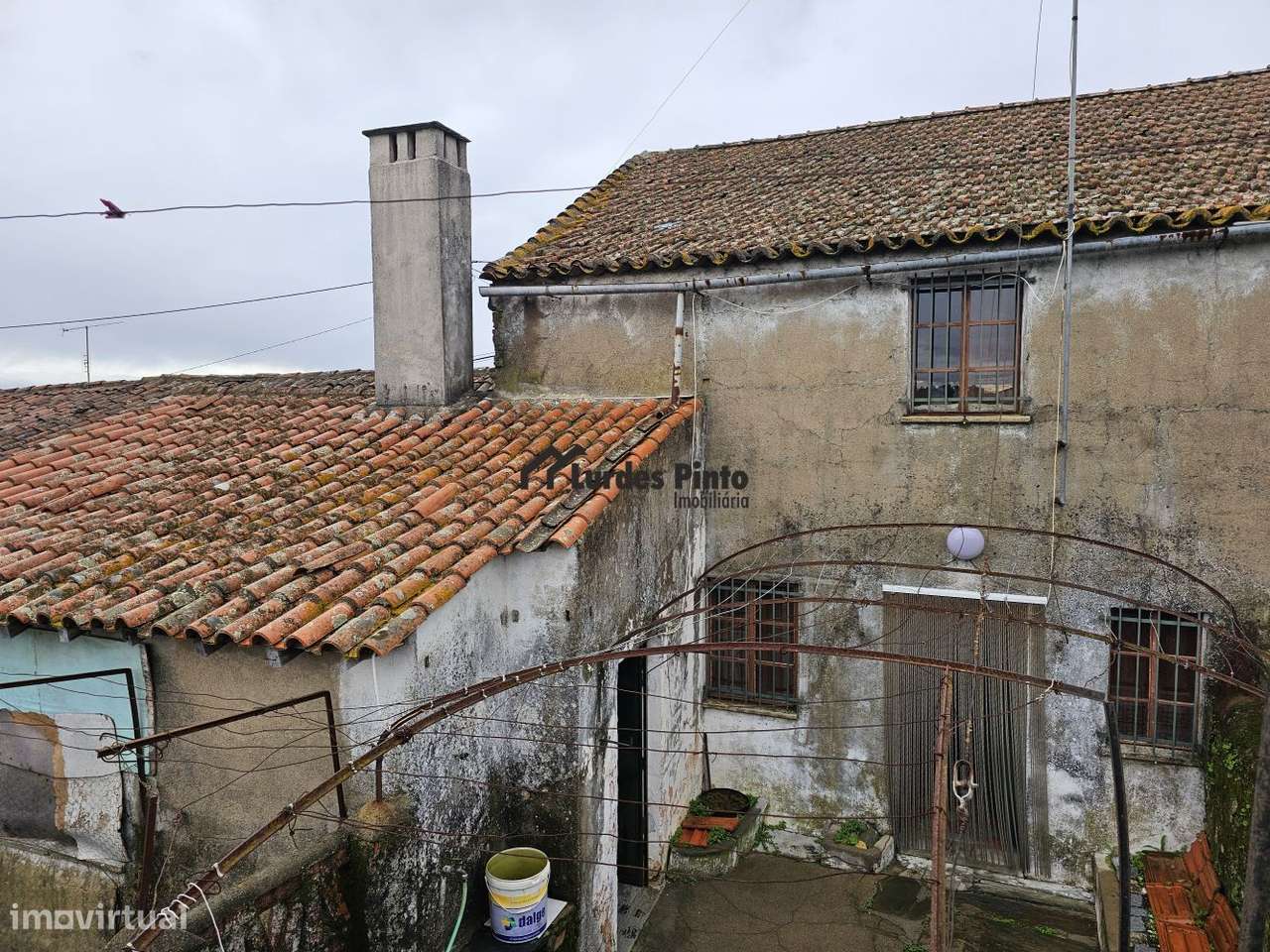 Moradia com dois pisos e logradouro-21