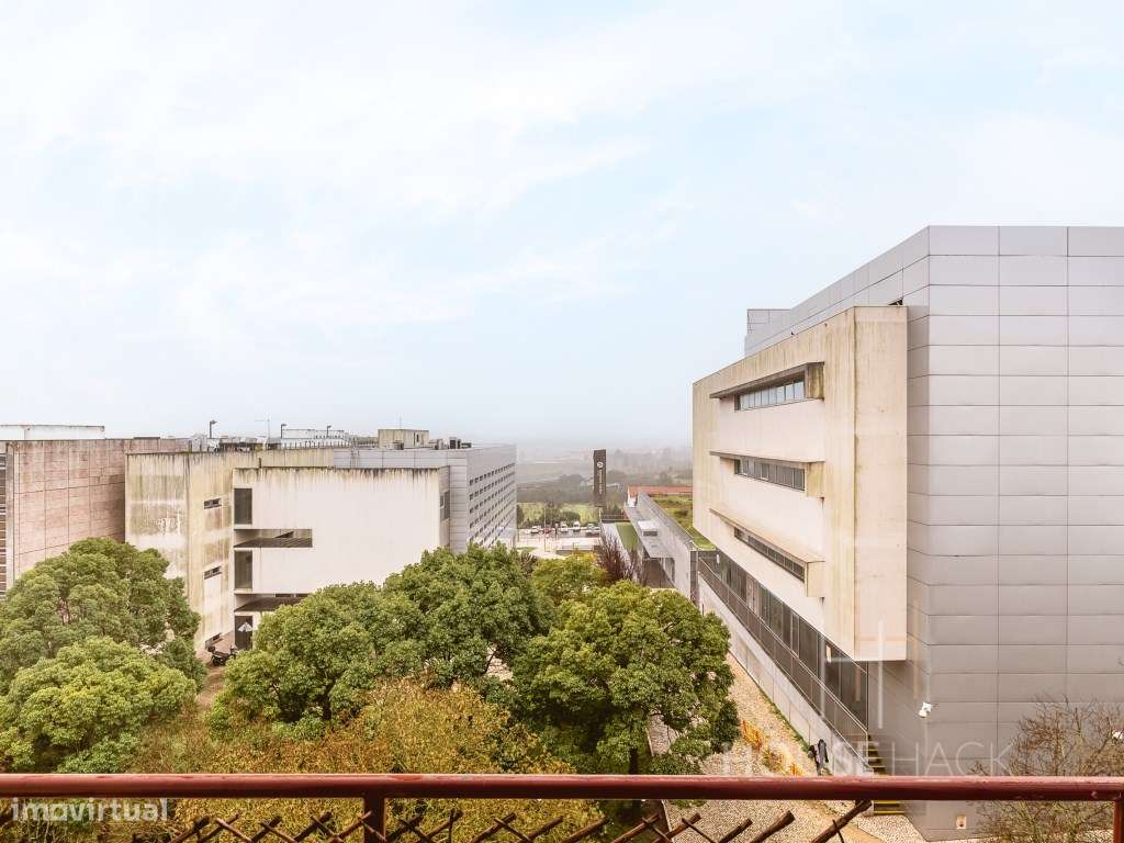 T2 Remodelado no Pragal com vista rio e duas varandas-23